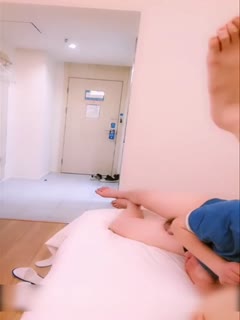 勾引外卖小哥，邀请他进屋后直接把他推倒在床上