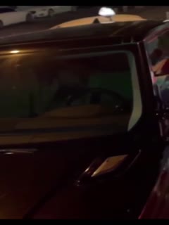 离谱车震合集还有航拍抓车震的!酒吧门口车震一排保安拍照