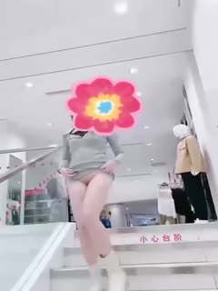 网露出第一人商场～地铁～哪人多在哪露全裸拿外卖
