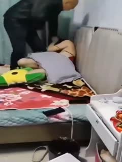 【电影都不敢这么拍】舔狗捉奸在床还要哄出轨老婆，抓奸寖猪笼！找警察抓奸！找开锁的破坏性抓奸