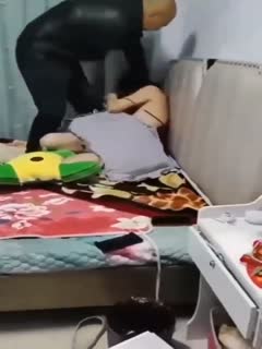 【电影都不敢这么拍】舔狗捉奸在床还要哄出轨老婆，抓奸寖猪笼！