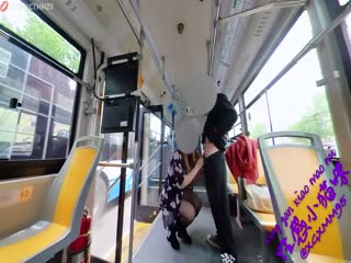 最大胆骚货【性感小猫咪】勾引路人在巴士操逼
